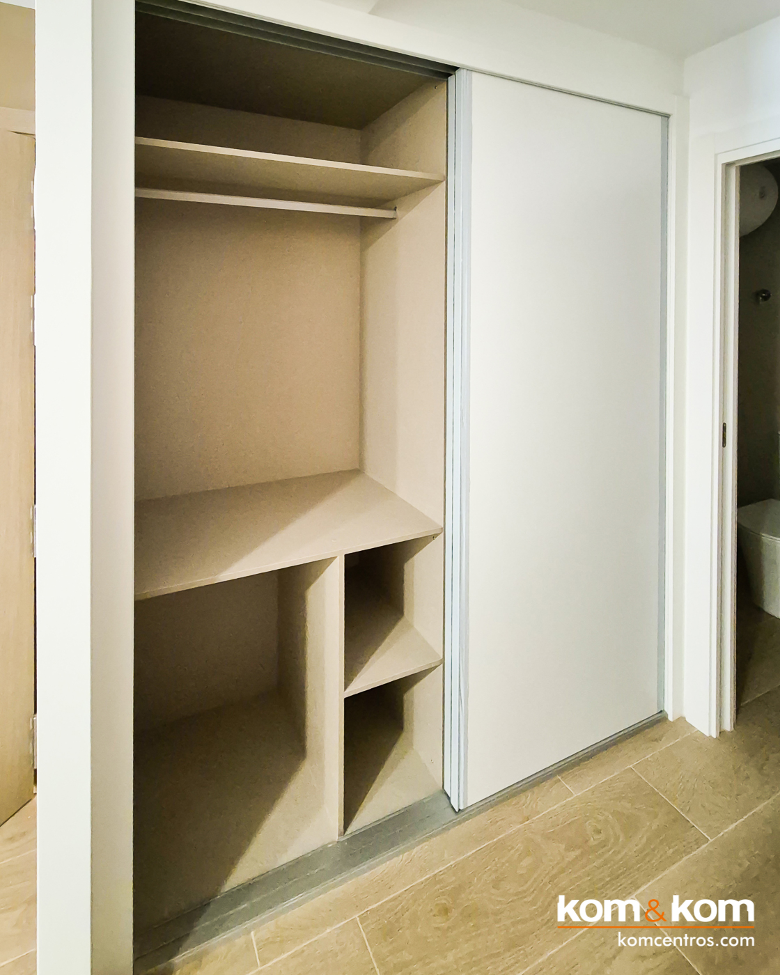 armarios a medida con puertas correderas blancos para apartamentos tur&iacute;sticos